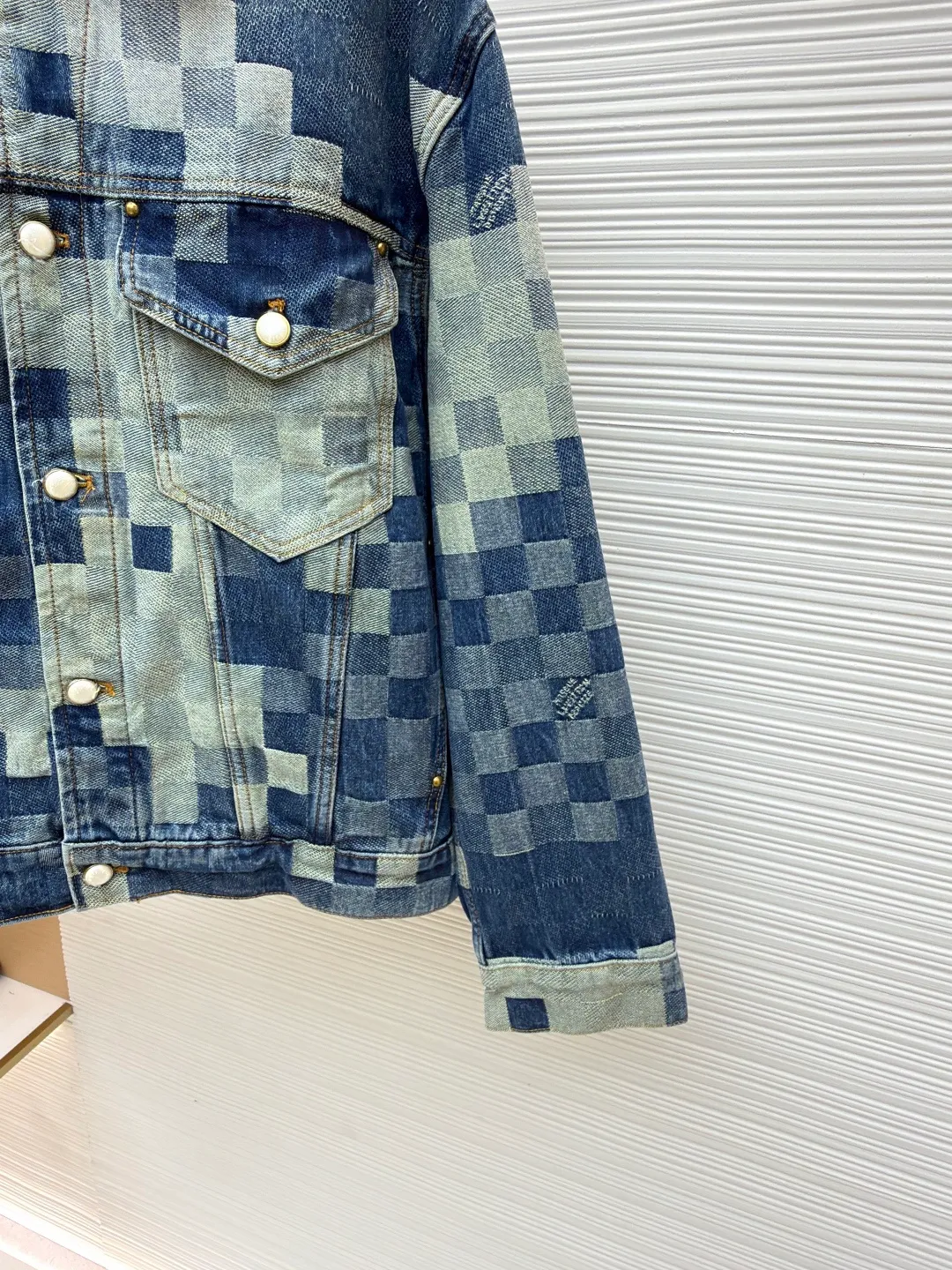 LOUIS VUITTON mosaic denim jacket ●Authentic product: purchased and developed by 13939 ●Item number: 1680240-C05 ●Fabric: denim fabric ●Technology: embossed embossing ●Version: fitted version ●Weight: about 1060 grams ●Size: 30-32-34-36 ●Description: Integrating Monogram embossed pockets into a casual workwear silhouette, it can create a trendy look with the same style of overalls, or it can be mixed and matched with separate items to explore more fashion possibilities. Positioned panel splicing design, slightly distressed, washed blue, square nails with lettering under the left sleeve, decorative zipper, snap buttons at the front, standard cut version, casual style, suitable for both men and women. Original goods, washed casual jeans, imported original washed stretch fabric, comfortable and elastic, original hardware accessories decorated with logo, super correct fit, extremely high grade, high quality, fashionable and stylish upper body. The overall wiring is straight and delicate, the fabric is comfortable and soft, and the color is consistent without color difference. It can be matched with the same style to create a fashionable look and control various occasions. Customized accessories, complete with three standards, same style for men and women!